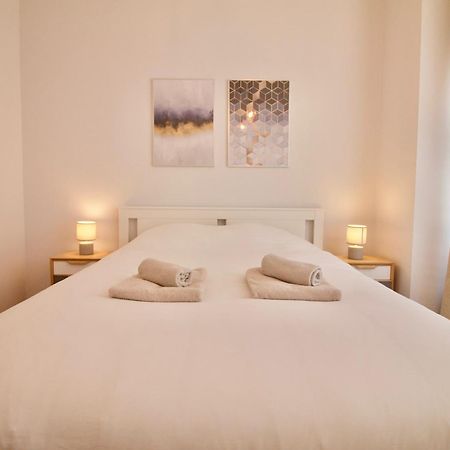 Heart Of Grand Place - Stunning 3Br Triplex Brussel Bagian luar foto
